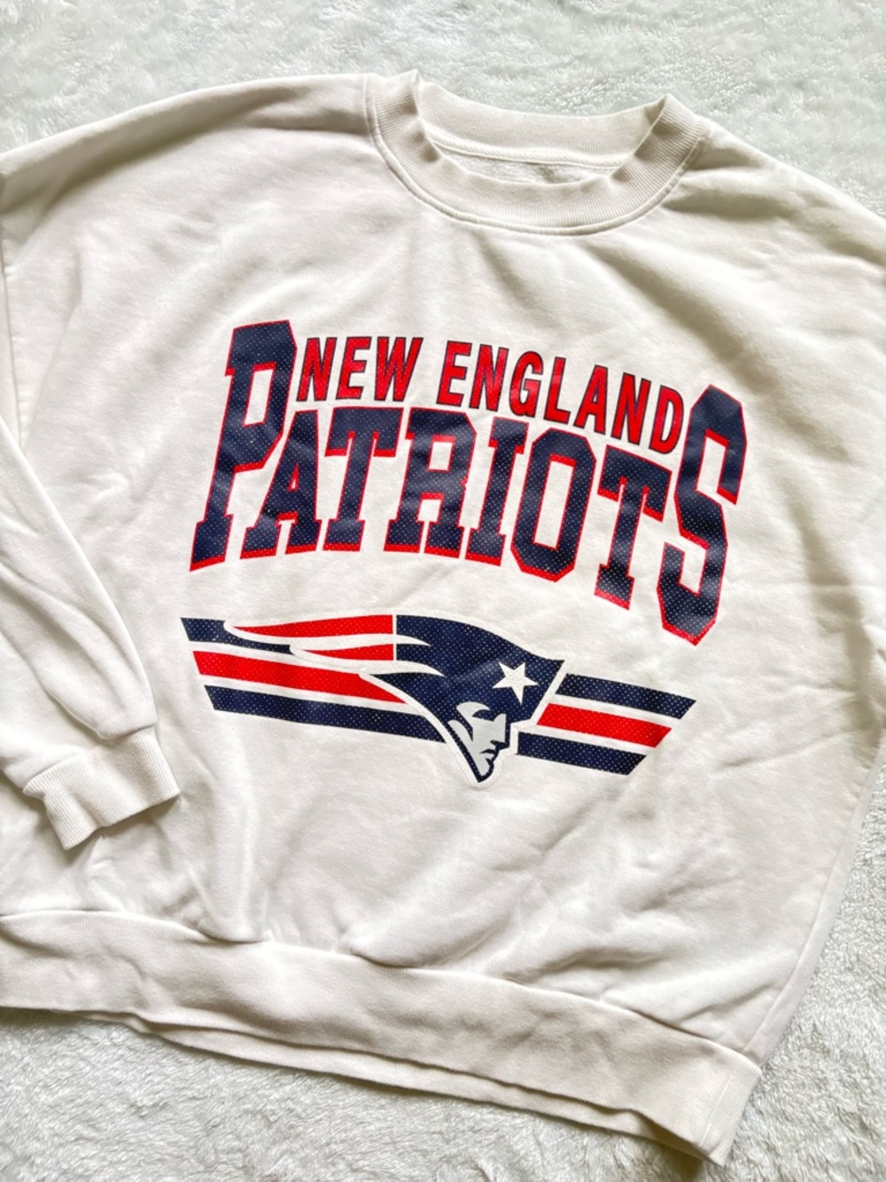 New England Patriots White Graphic Crewneck Sweatshirt - Picture 3 of 4